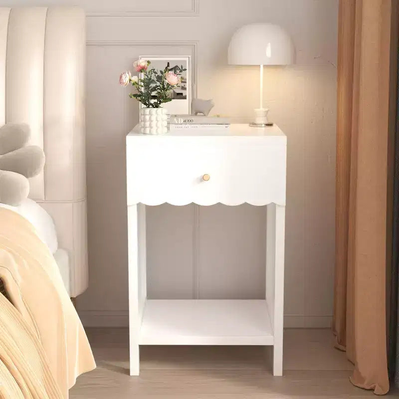 Comodino moderno bianco con cassetto e ripiano aperto, tavolino da notte con bordo smerlato per camera da letto, grazioso tavolino minimalista per la camera dei bambini o la camera delle ragazze