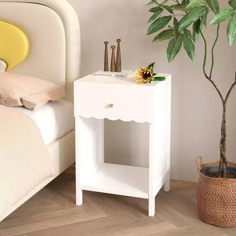 Comodino moderno bianco con cassetto e ripiano aperto, tavolino da notte con bordo smerlato per camera da letto, grazioso tavolino minimalista per la camera dei bambini o la camera delle ragazze