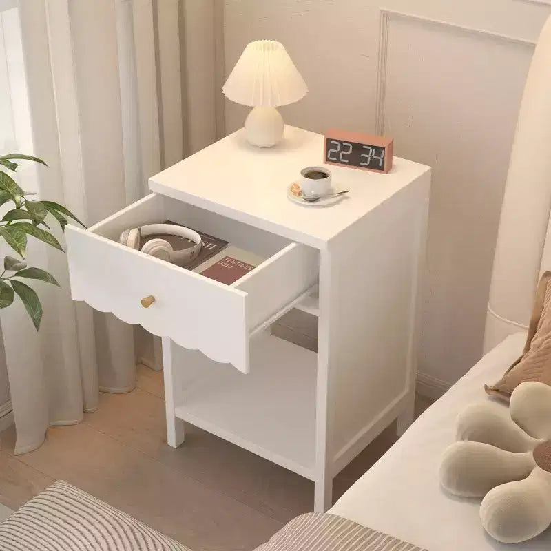 Comodino moderno bianco con cassetto e ripiano aperto, tavolino da notte con bordo smerlato per camera da letto, grazioso tavolino minimalista per la camera dei bambini o la camera delle ragazze