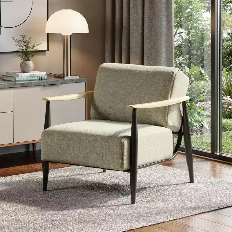 Poltrona con braccioli in legno massello, 28 cuscini imbottiti nei colori beige, nero e naturale