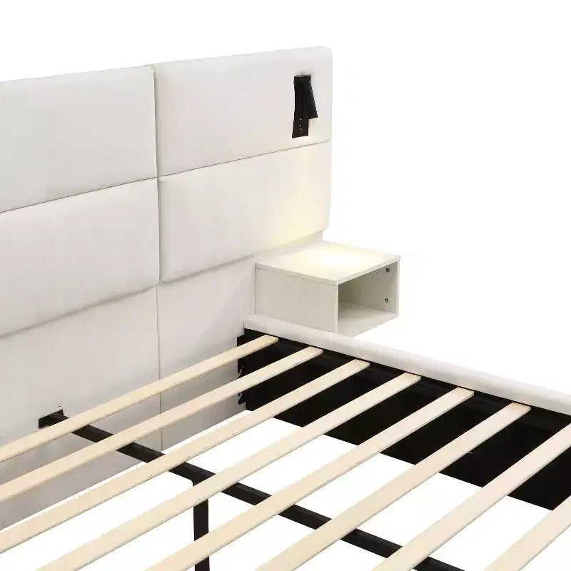 Letto imbottito con piattaforma in ciniglia legno Lili con testiera e lampada da lettura