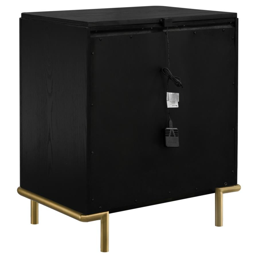 Comodino a 3 cassetti con porte USB Finitura in frassino nero