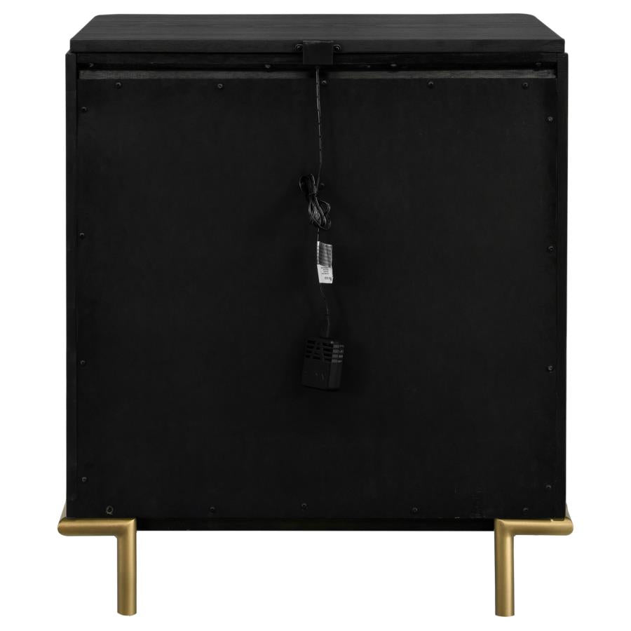 Comodino a 3 cassetti con porte USB Finitura in frassino nero