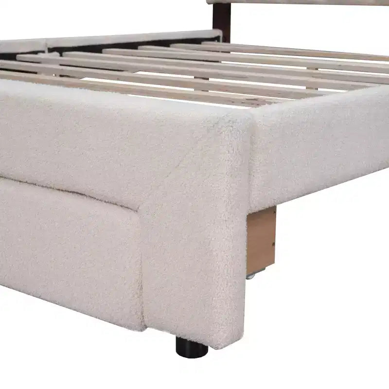 Letto a piattaforma imbottito in pile Teddy matrimoniale queen-size con porte USB e cassetto