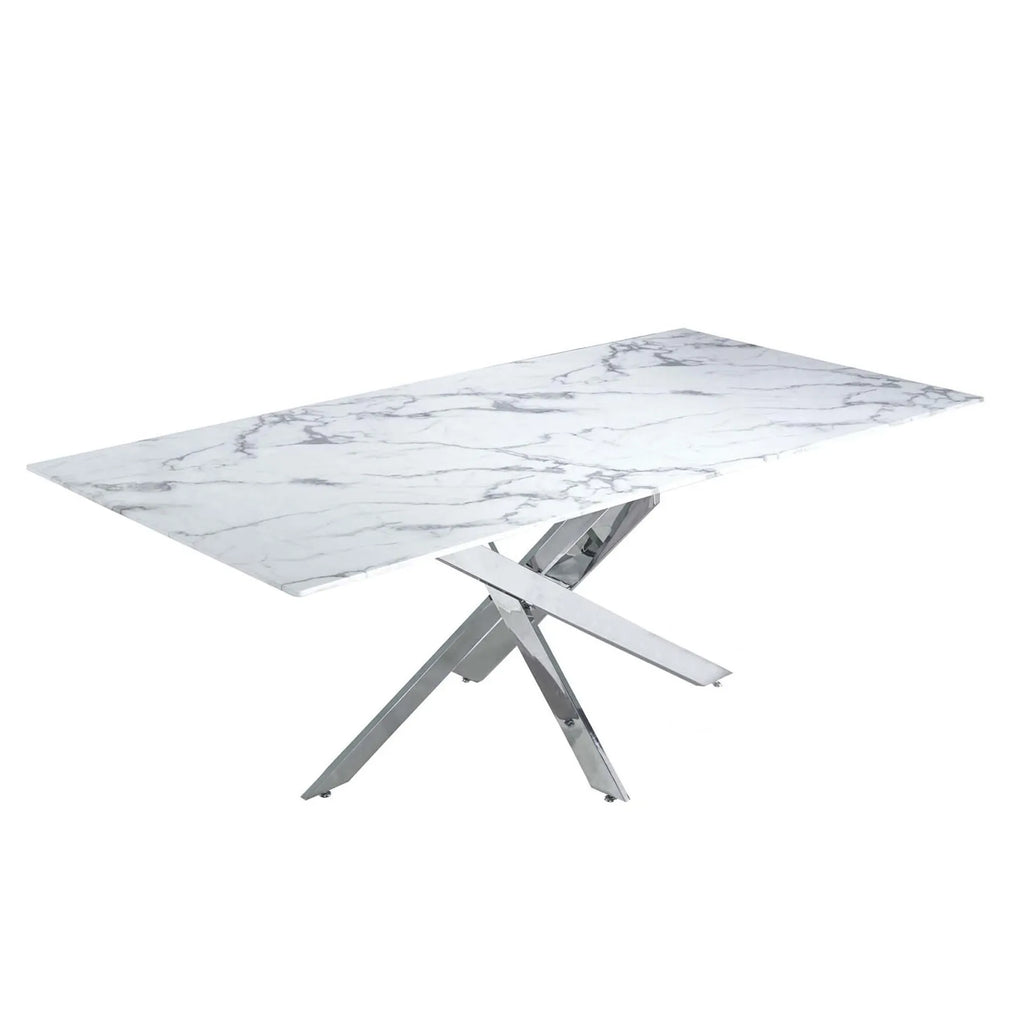 Tavolo da pranzo con piano effetto marmo e gambe cromate