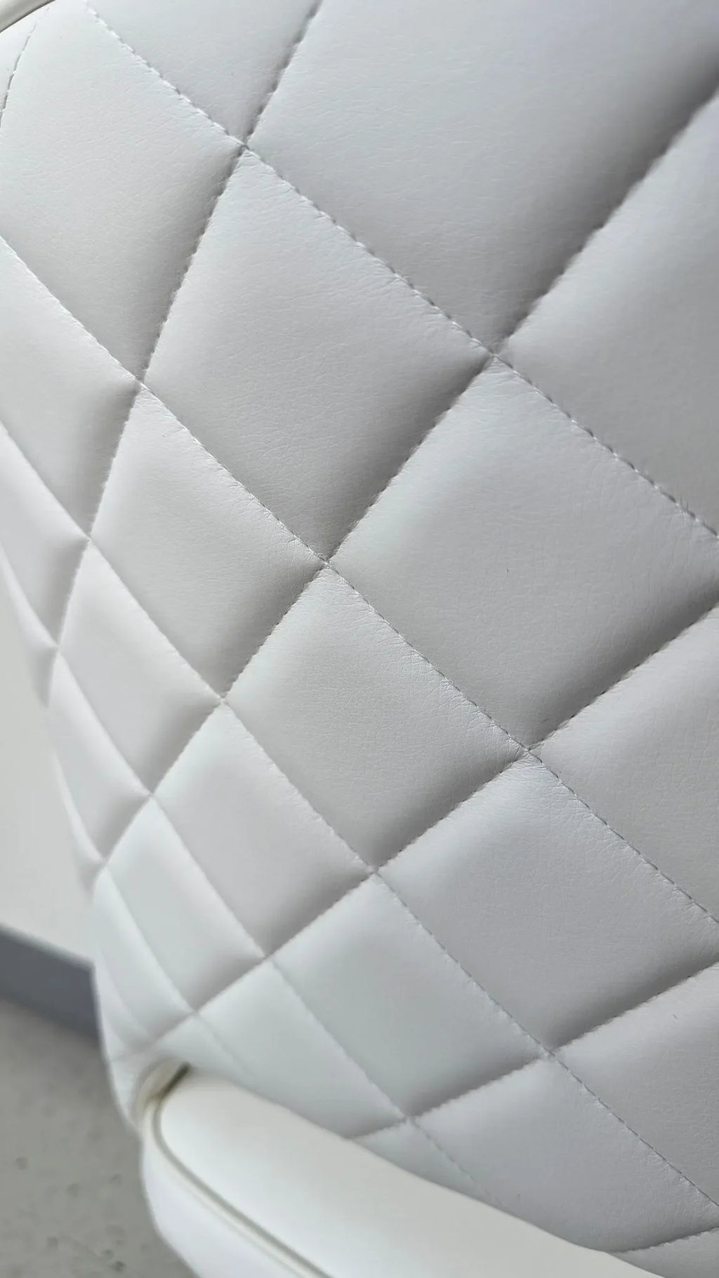 Sedia da pranzo moderna disponibile in grigio, nero e bianco