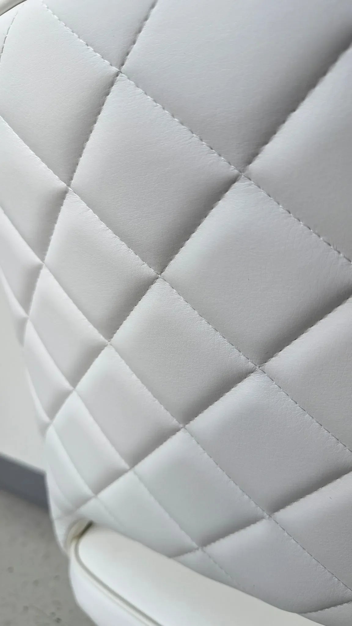 Sedia da pranzo moderna disponibile in grigio, nero e bianco