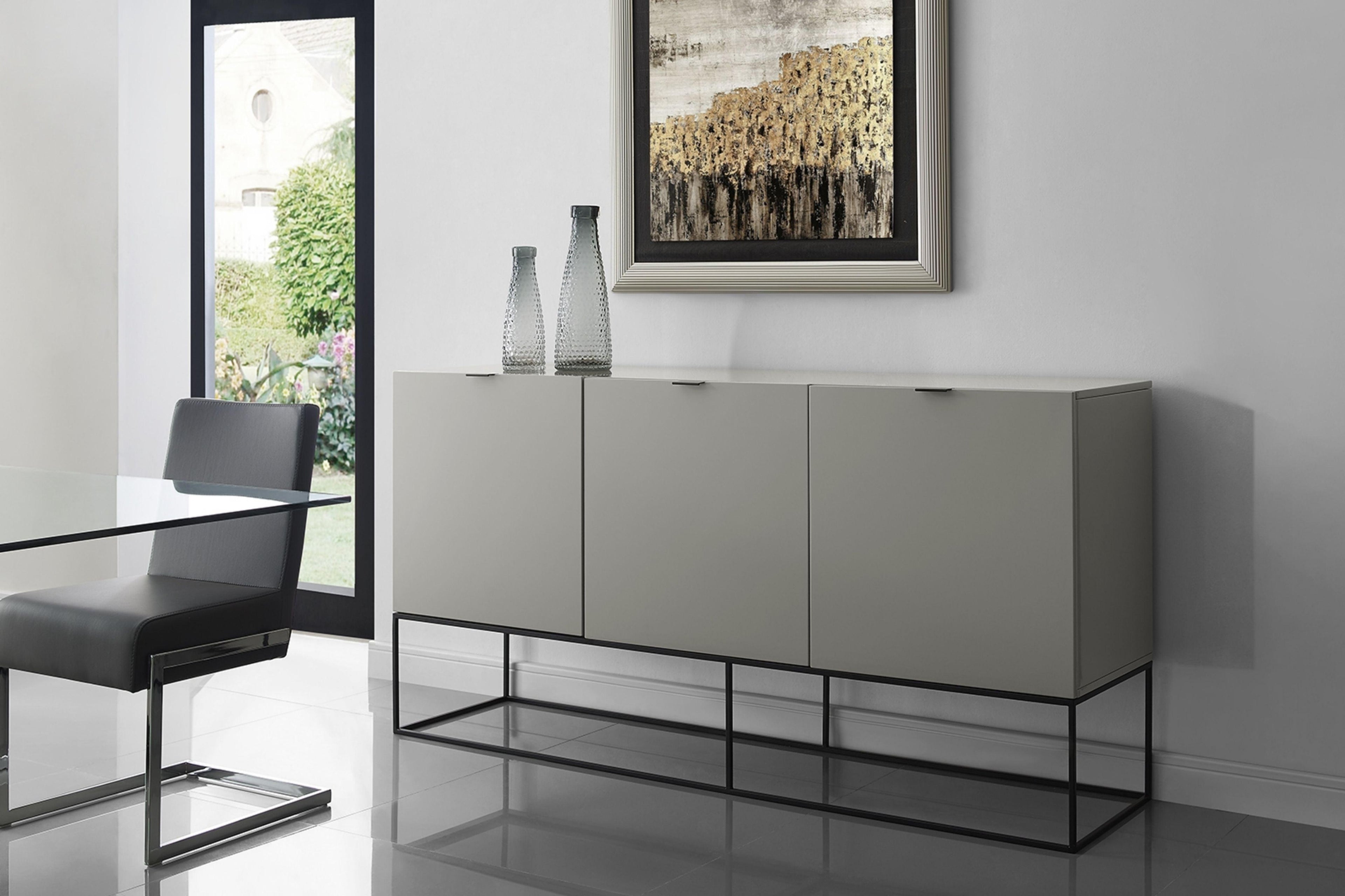 Credenza laccata color tortora lucido con base nera
