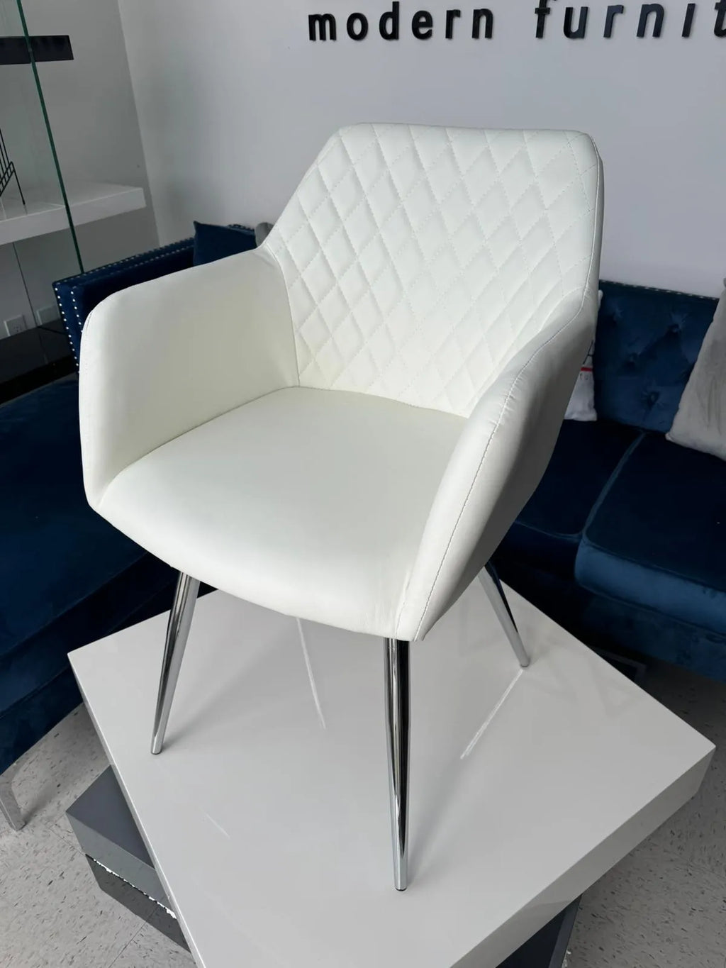 Sedia da pranzo con braccioli trapuntata a rombi, colore bianco e gambe in metallo nero
