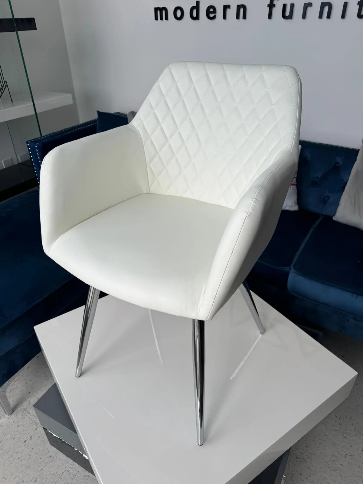 Sedia da pranzo con braccioli trapuntata a rombi, colore bianco e gambe in metallo nero