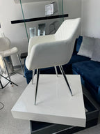 Sedia da pranzo con braccioli trapuntata a rombi, colore bianco e gambe in metallo nero
