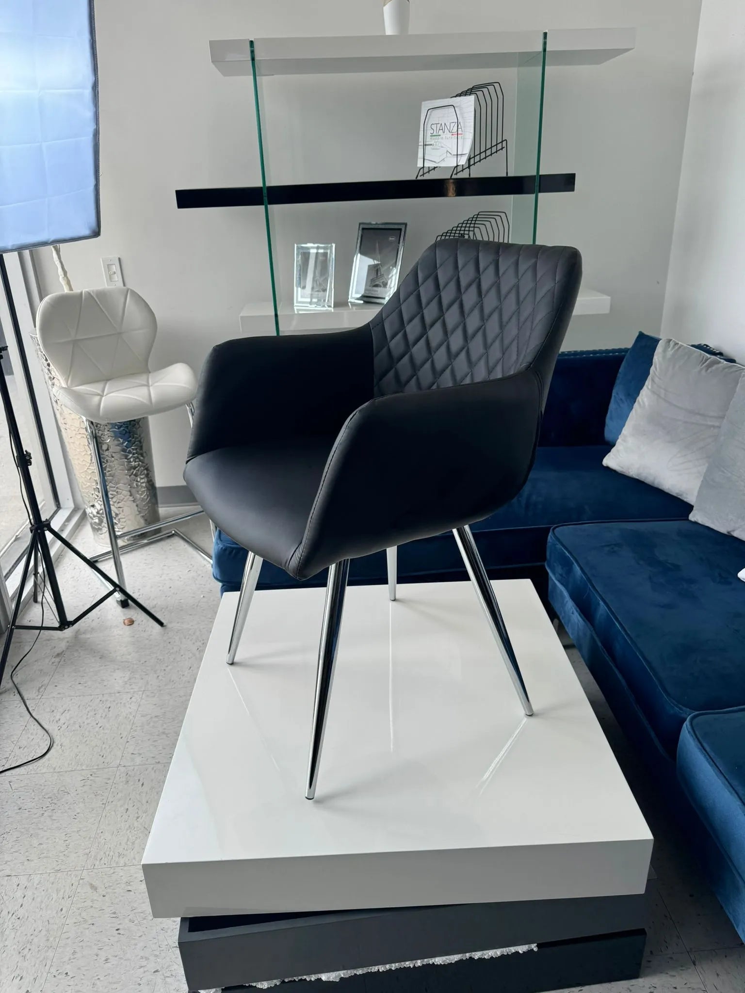 Sedia da pranzo con braccioli trapuntata a rombi, colore bianco e gambe in metallo nero