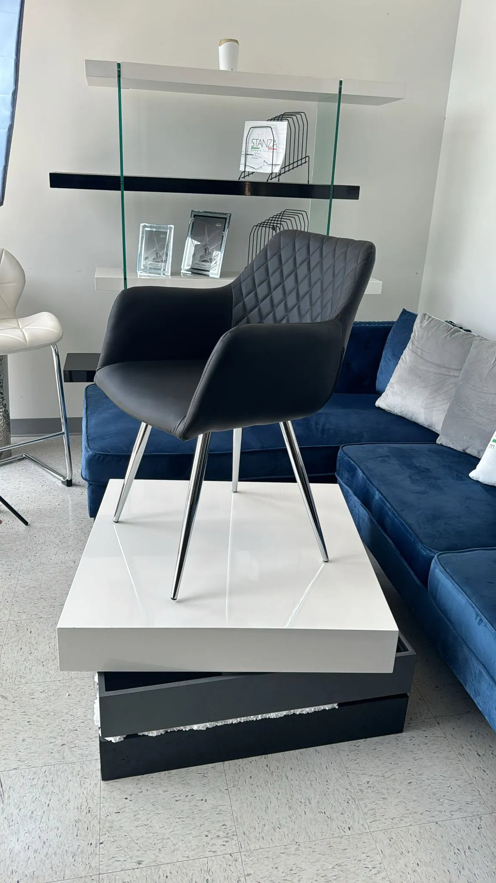 Sedia da pranzo con braccioli trapuntata a rombi, colore bianco e gambe in metallo nero